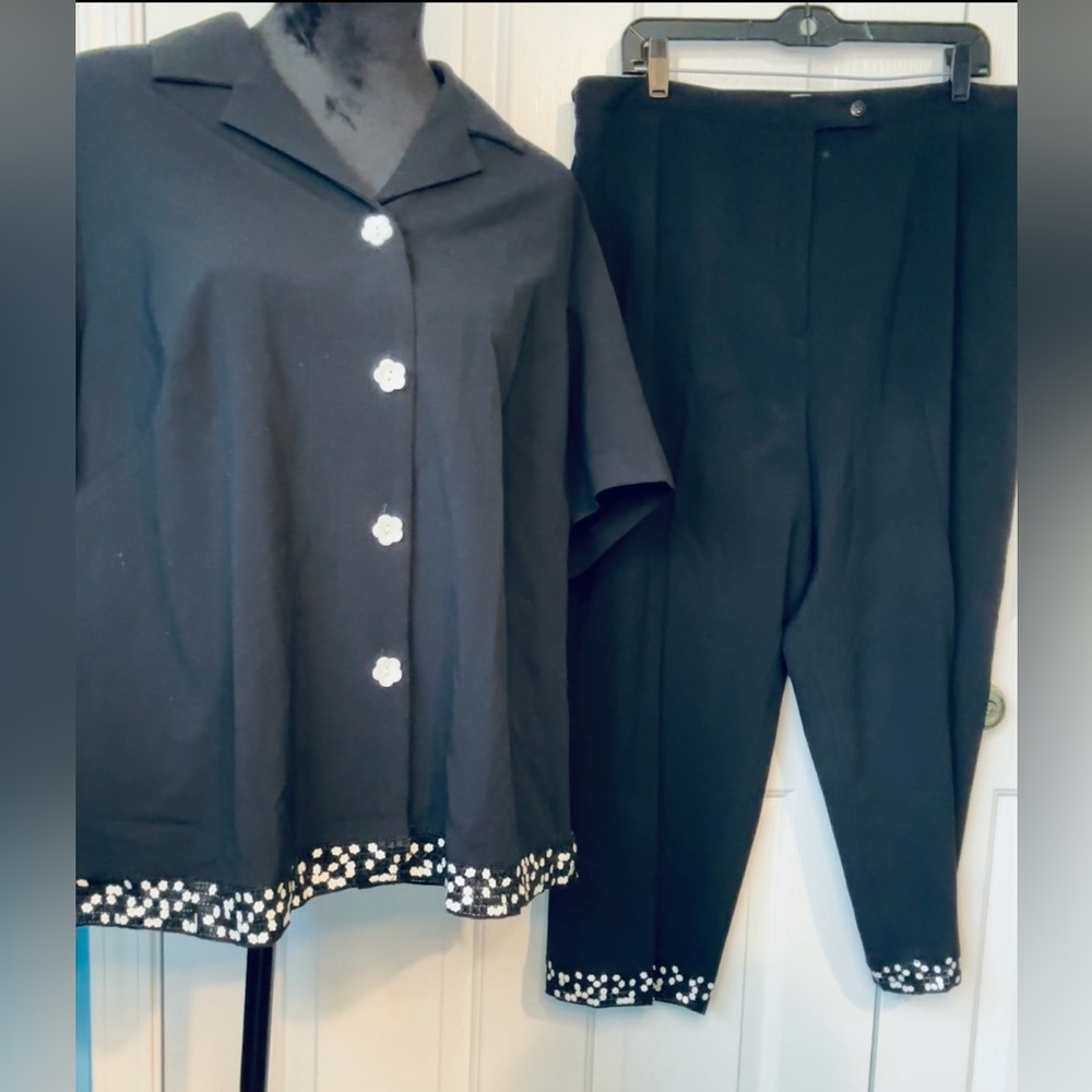 Dressbarn Woman 2 Piece Set Black Flower Button‎ Top Cropped Pants Floral  16W